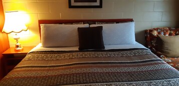 标准房, 1 张特大床, 私人浴室 | 办公桌、遮光窗帘、隔音、免费 WiFi