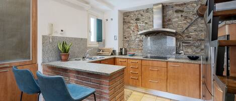 Frigorífic, microones, forn i utensilis de cuina, vaixella i coberteria