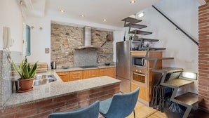Fridge, microwave, oven, cookware/dishes/utensils - Duplex apartment in the Barri Vell, Girona (Girona)