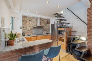 Kjøleskap, mikrobølgeovn, ovn og kjøkkenutstyr