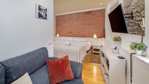 1 bedroom, travel cot, WiFi, bed sheets - Duplex apartment in the Barri Vell, Girona (Girona)