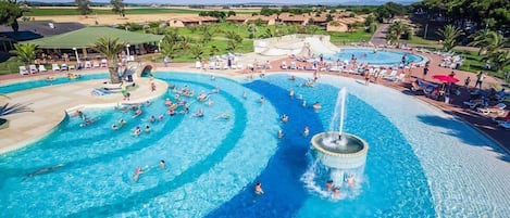 Una piscina al aire libre de temporada, sillones reclinables de piscina