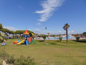 Zona de jocs infantil: a l'aire lliure