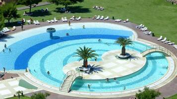 Kauden mukainen ulkouima-allas, aurinkotuoleja