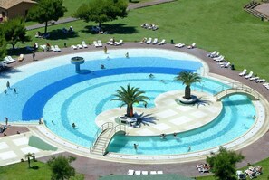 Piscine extérieure en saison, chaises longues