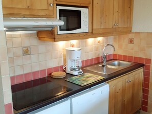 Réfrigérateur, micro-ondes, plaque de cuisson, lave-vaisselle