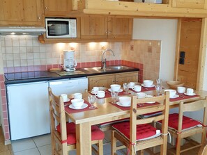 Kühlschrank, Mikrowelle, Herdplatte, Geschirrspüler
