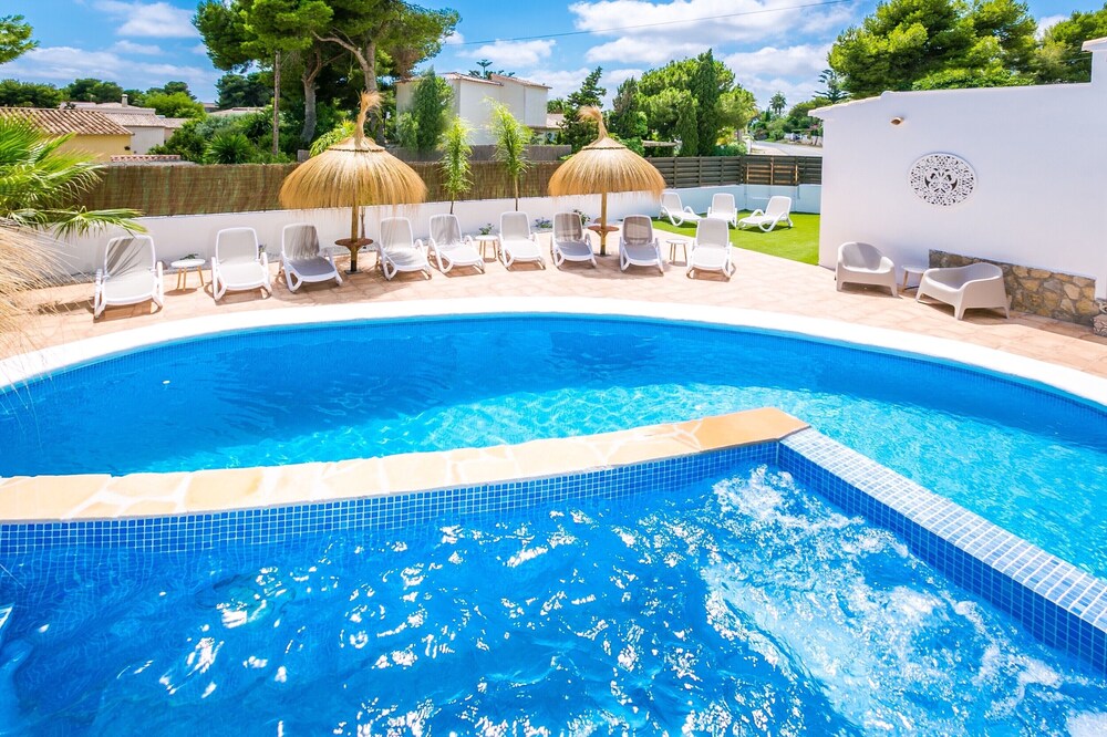 8-bedroom beautiful villa. Walk to restaurants, shop. Swim-up bar, Bubbling Spa