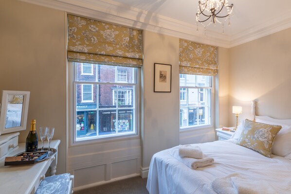 1 habitación, decoración personalizada y muebles diferentes 