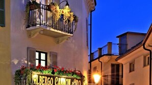 A building with a sign reading "Albergo Cannon d'Oro" and a restaurant entrance. - Albergo Cannon D'Oro (Cocconato)