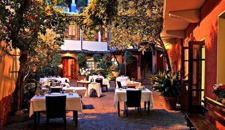 Restaurante al aire libre. Albergo Cannon D'Oro