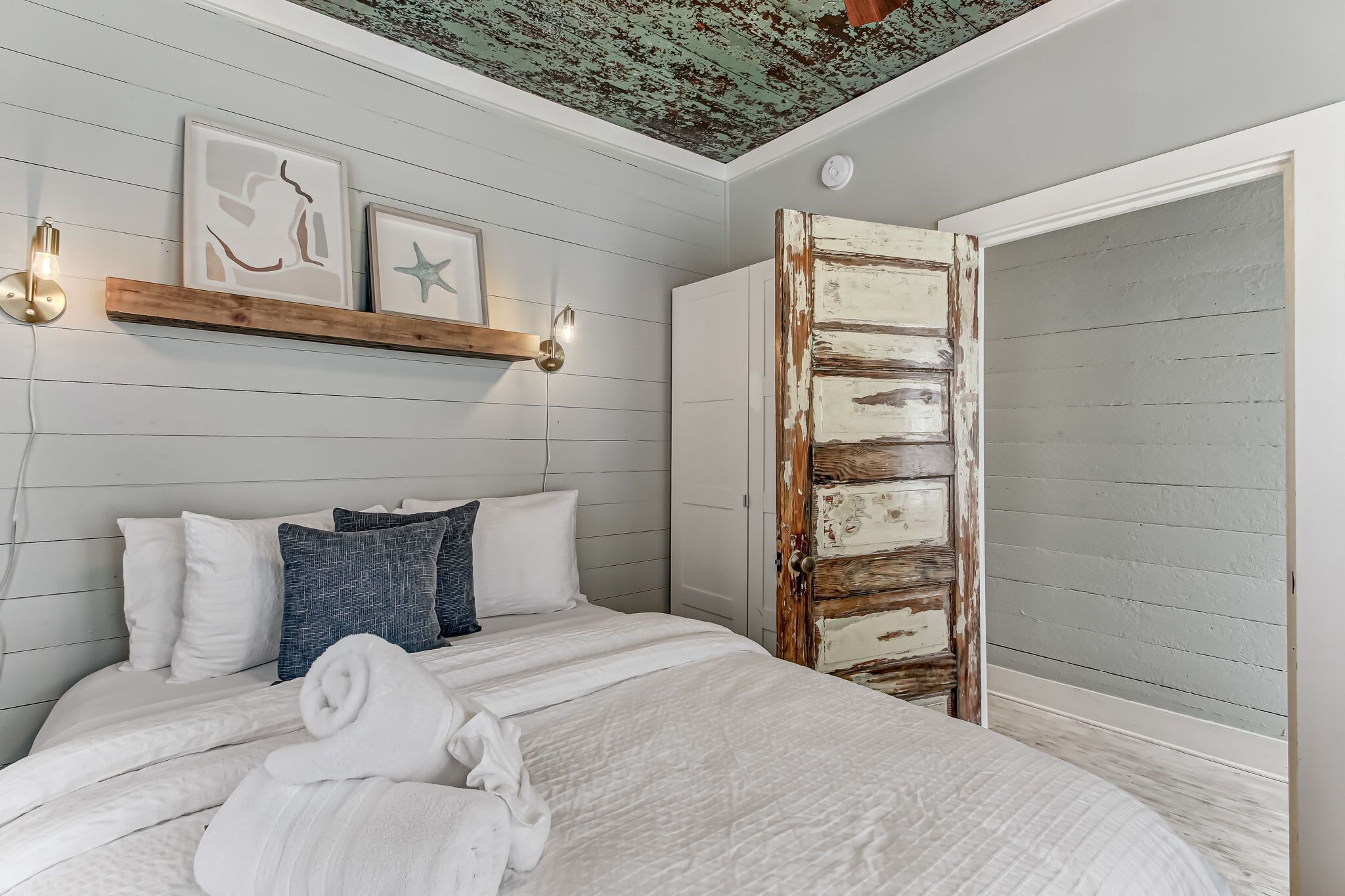 1892 Downtown Cottage, Two Blocks off Forsyth Park