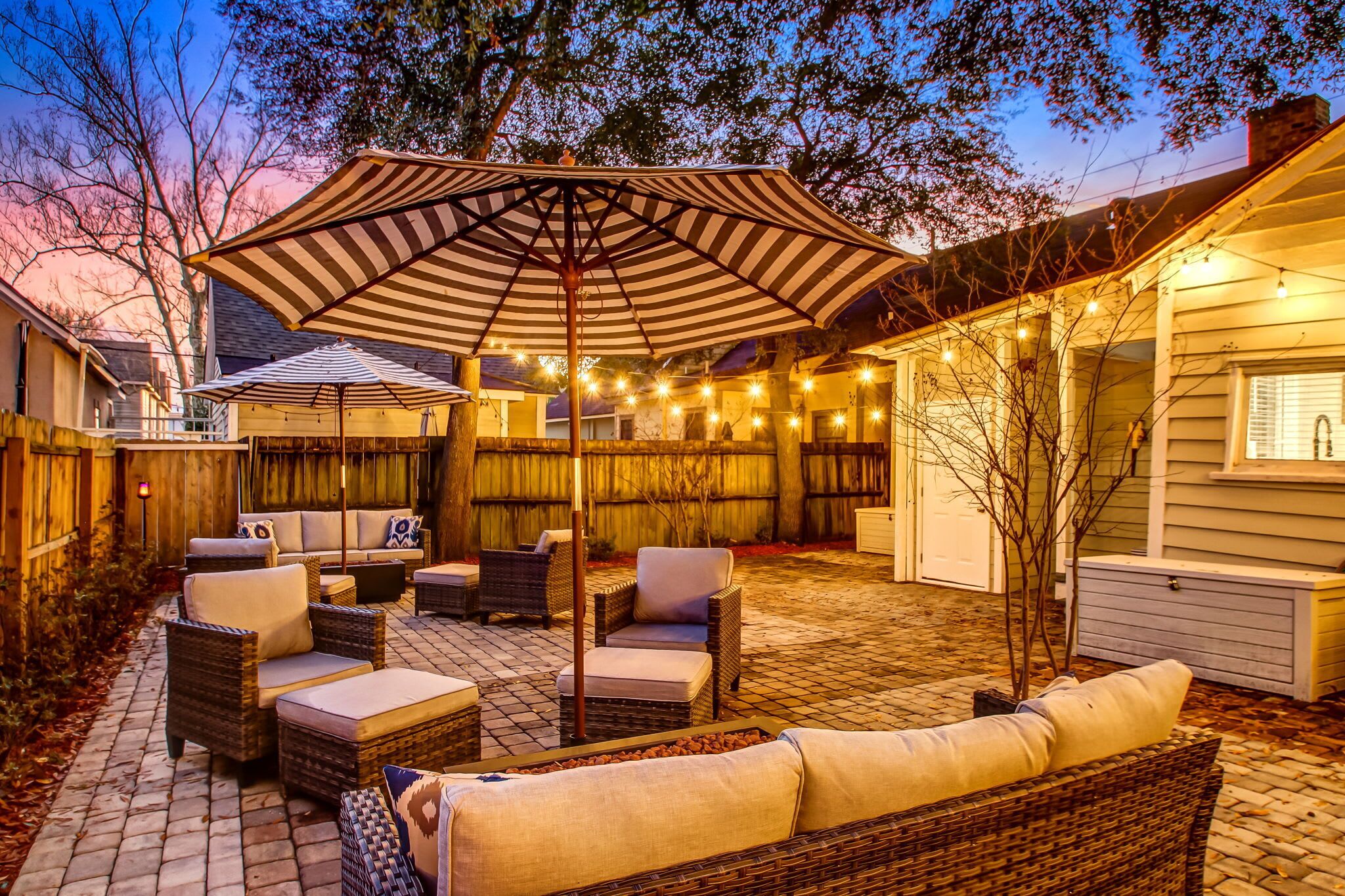 1892 Downtown Cottage, Two Blocks off Forsyth Park