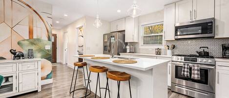 Kjøleskap, mikrobølgeovn, ovn og kokeplater