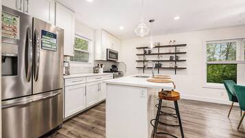 Geladeira, micro-ondas, fogão, cooktop