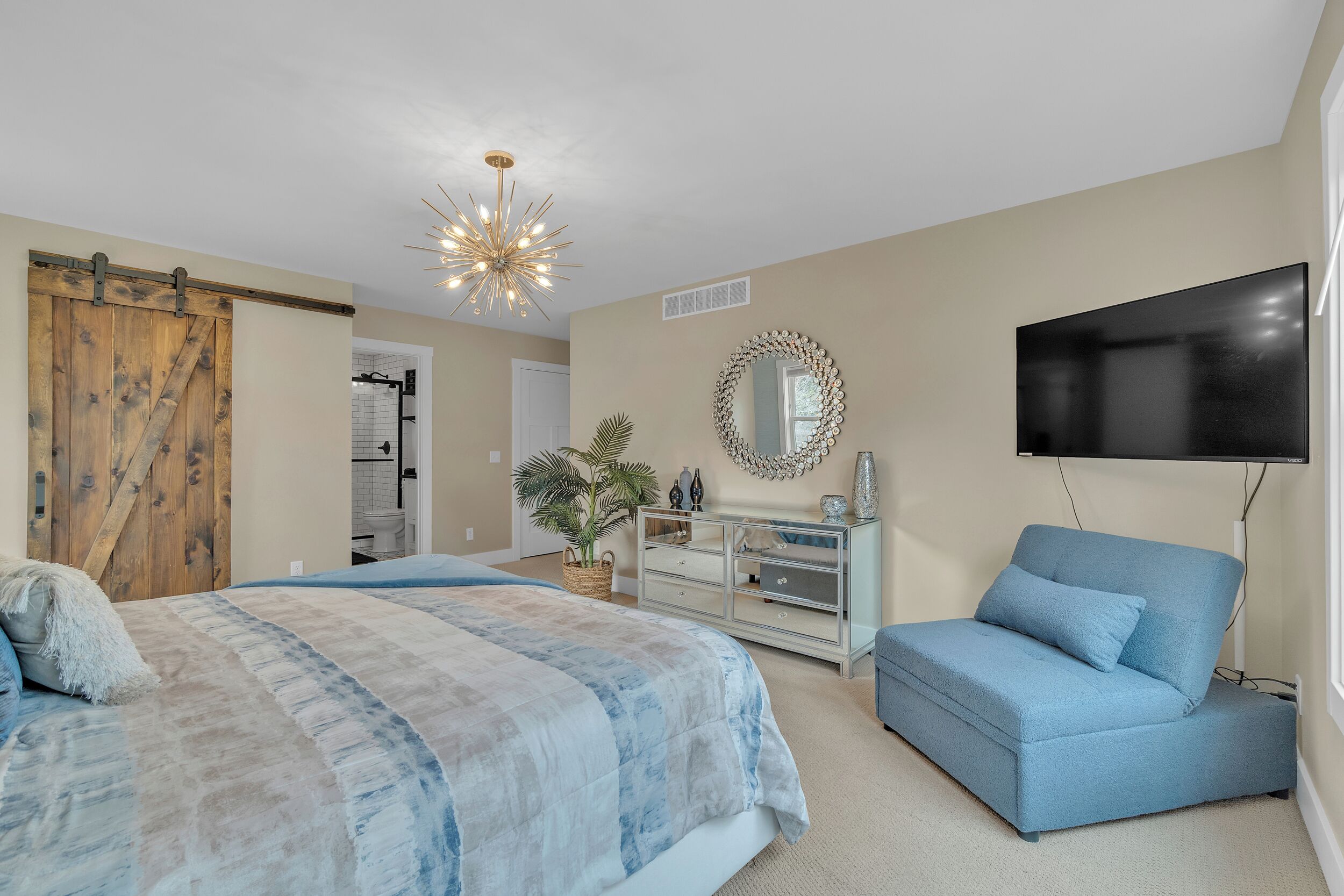 4 bedrooms, desk, iron/ironing board, travel crib