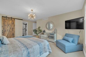 4 habitaciones, escritorio y tabla de planchar con plancha 