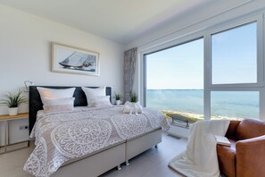 3 bedrooms, desk, iron/ironing board, free WiFi - Luxury villa "Lighthouse" on the waterfront with garden, roof terrace, sauna and sea view (Olpenitz)