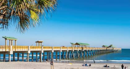 Back Bay #11. Folly Beach Townhouse 3 BR Walking Distance to Beach and Shops.