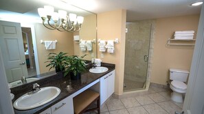 Douche, sĂšche-cheveux, serviettes fournies, savon
