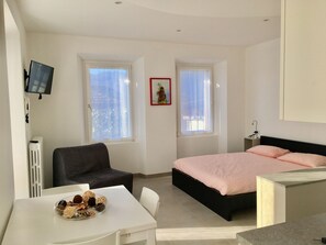 1 slaapkamer, een strijkplank/strijkijzer, gratis wifi, beddengoed