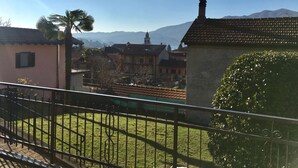 Un barrio residencial con casas, cielo despejado y montañas al fondo.