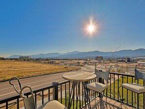 Outdoor dining - Luxury, Efficient, Comfortable and Upward Living “Tree House”! (Colorado Springs)