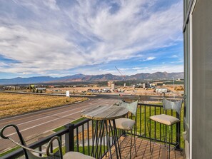 Outdoor dining - Luxury, Efficient, Comfortable and Upward Living “Tree House”! (Colorado Springs)