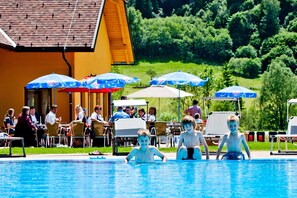 Seasonal outdoor pool, pool umbrellas, pool loungers - Happy Camp in Camping Bella Austria (Sankt Peter am Kammersberg)
