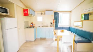 Deluxe-mobile home | Privat køkken | Køleskab/fryser i fuld størrelse, kogeplade