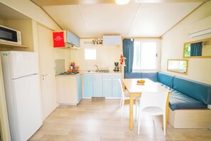 Deluxe-asuntovaunu | Yksityinen keittiö | Täysikokoinen jääkaappi, liesi, keittoastiat/astiat/ruokailuvälineet