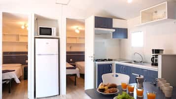 Casa rodante Deluxe | Cocina privada | Refrigerador con congelador, parrilla de estufa y utensilios de cocina