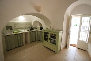 Wasserkocher mit Kaffee-/Teezubehör, Kühlschrank, Mikrowelle, Ofen