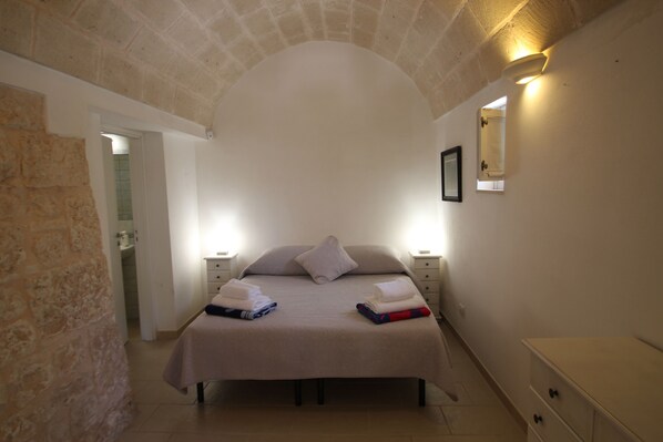5 bedrooms, iron/ironing board, travel cot, free WiFi - Authentic Trullo & Villa with Pool – Perfect for Families & Groups (Ceglie Messapica)