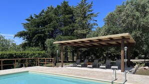 A clear swimming pool with a wooden pergola and lounge chairs. - Authentic Trullo & Villa with Pool – Perfect for Families & Groups (Ceglie Messapica)