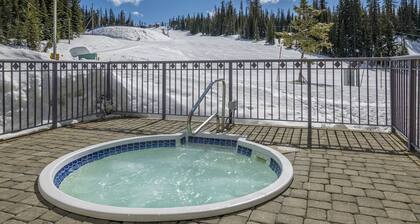 Ground Floor Condo at Creekside - pet friendly, large mudroom, close to trails
