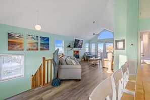 Smart TV, chimenea, reproductor de DVD y libros