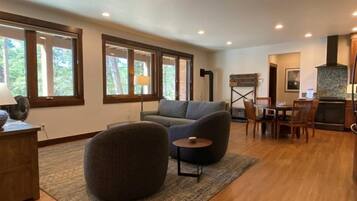 Rumah (FL361) | Ruang keluarga | TV layar datar