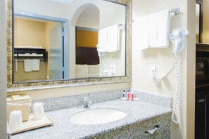 Amenidades de baño gratuitas, secadora de cabello, toallas 