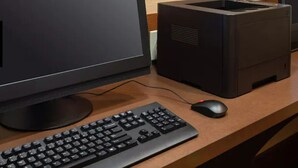 Una computadora con monitor, teclado y ratón sobre un escritorio.