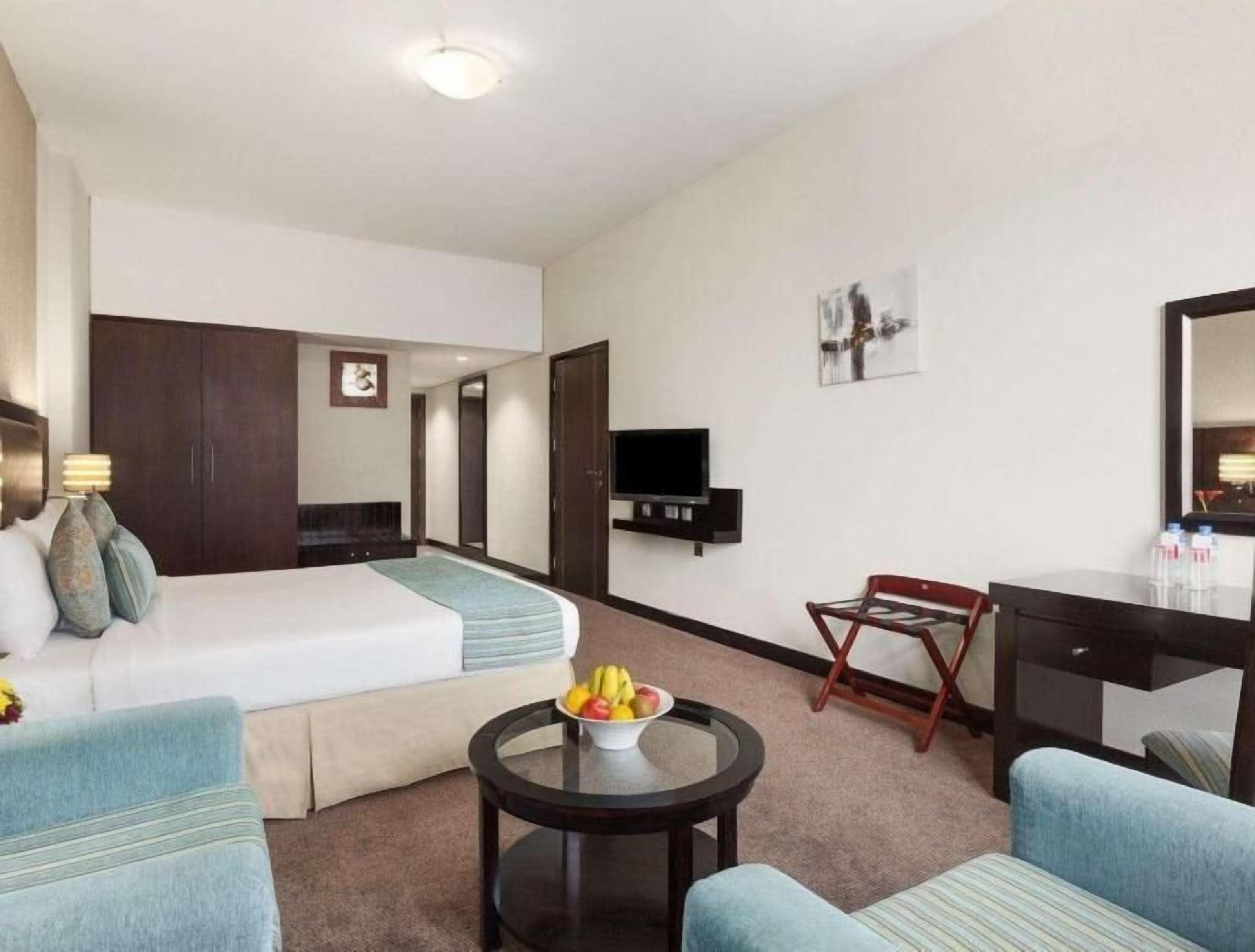 Een minibar, een kluis op de kamer, een bureau, een laptopwerkplek