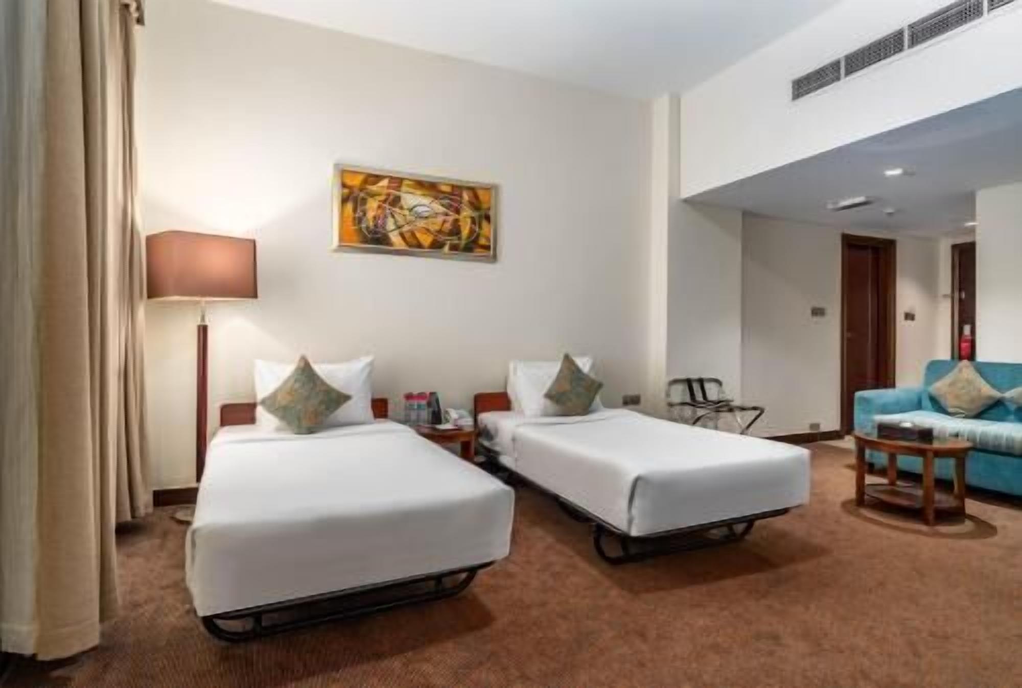 Een minibar, een kluis op de kamer, een bureau, een laptopwerkplek