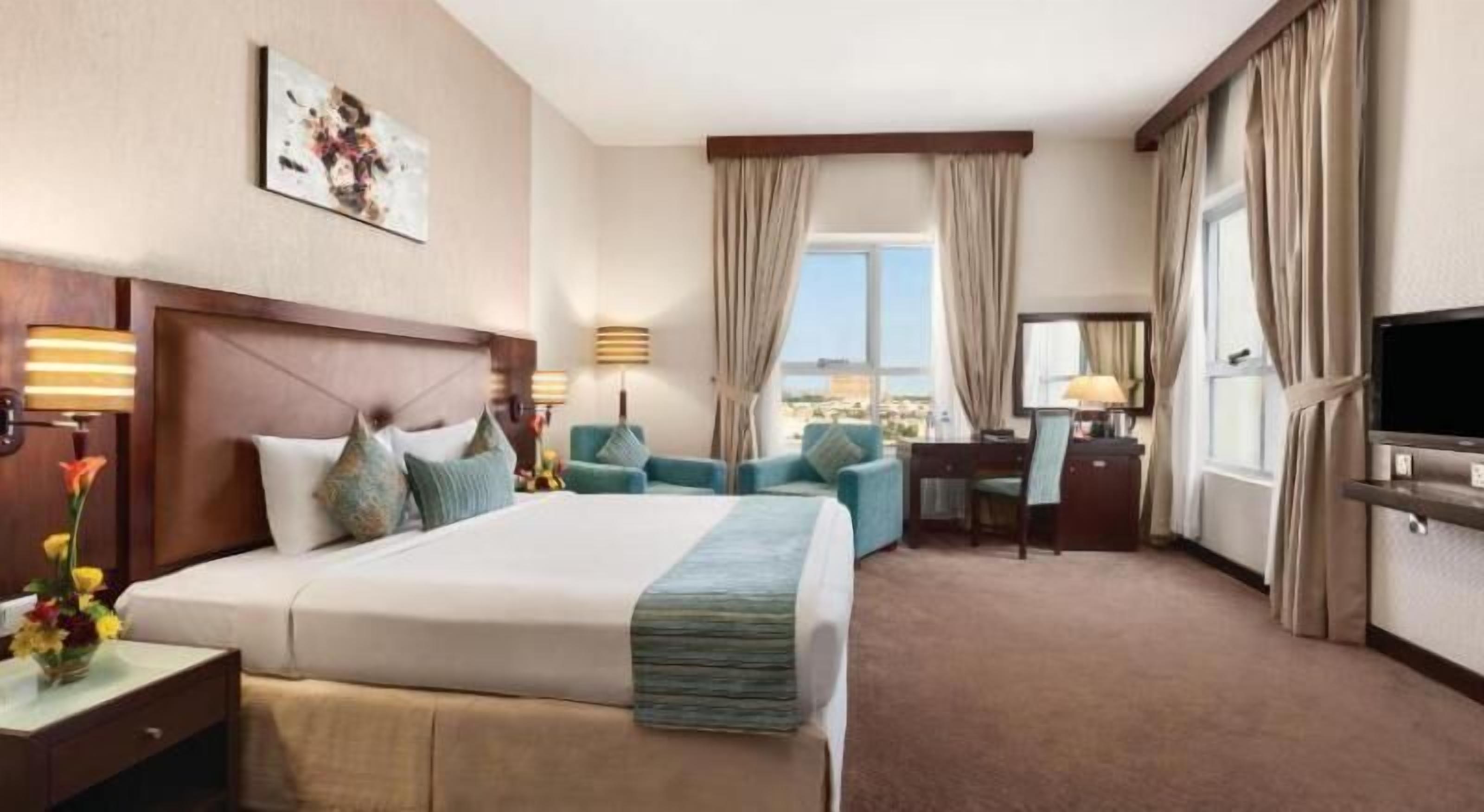 Een minibar, een kluis op de kamer, een bureau, een laptopwerkplek