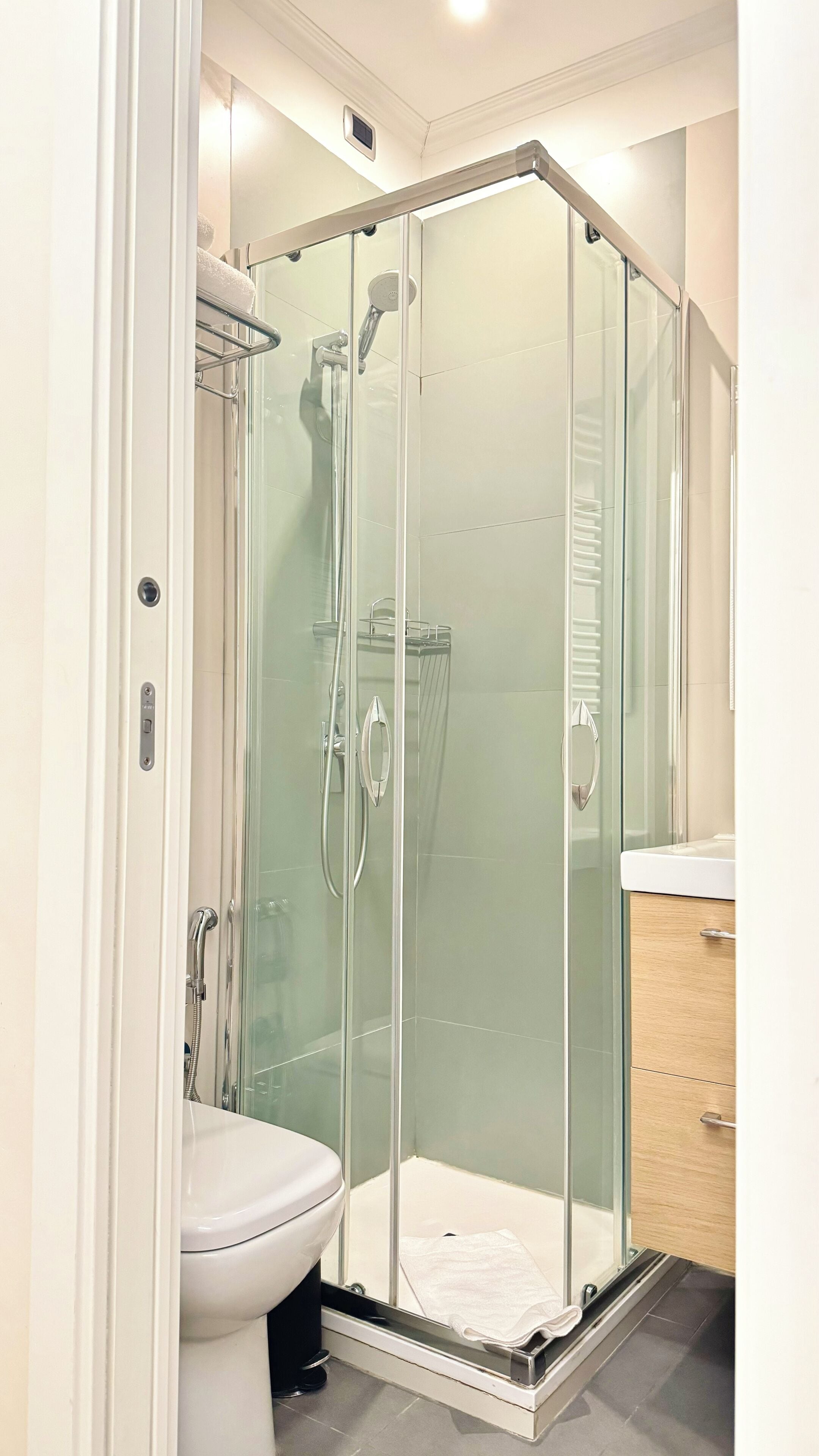 Classic Single Room | Bathroom | Shower, hair dryer, towels, shampoo