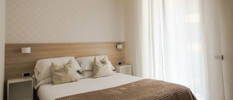 Habitación Deluxe con 1 cama doble o 2 individuales | Ropa de cama de alta calidad y decoración individual