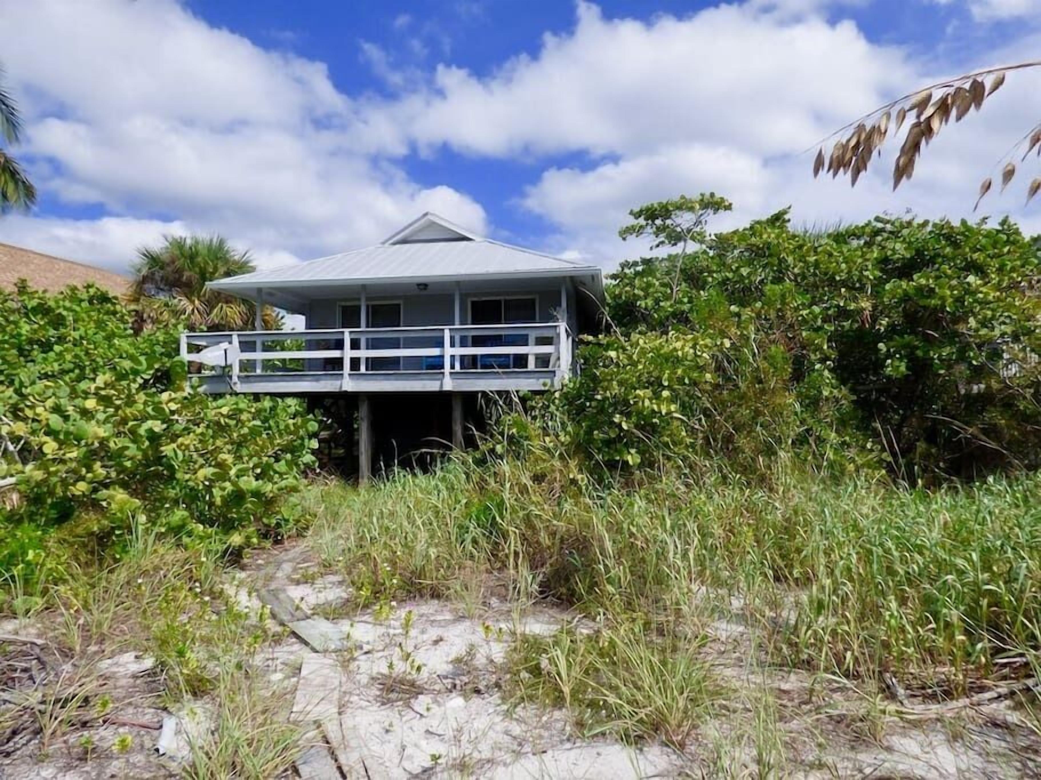 Sunny Daze: Beachfront Cottage with private dock on the bay!