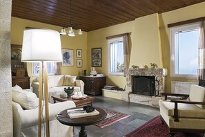 Smart TV, fireplace, DVD player, books - AMAZING 3BDR VILLA WITH PRIVATE POOL AND SEA VIEW (CHANIA)