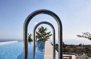 Piscine extérieure, chaises longues