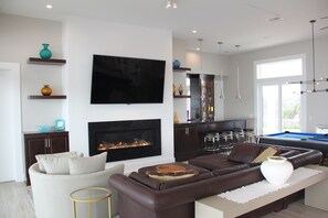 Smart TV, fireplace, stereo
