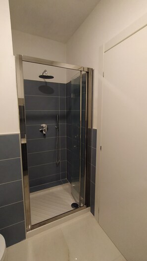 Driepersoonskamer, balkon (n.2) | Badkamer | Een douche, een regendouche, gratis toiletartikelen, een haardroger